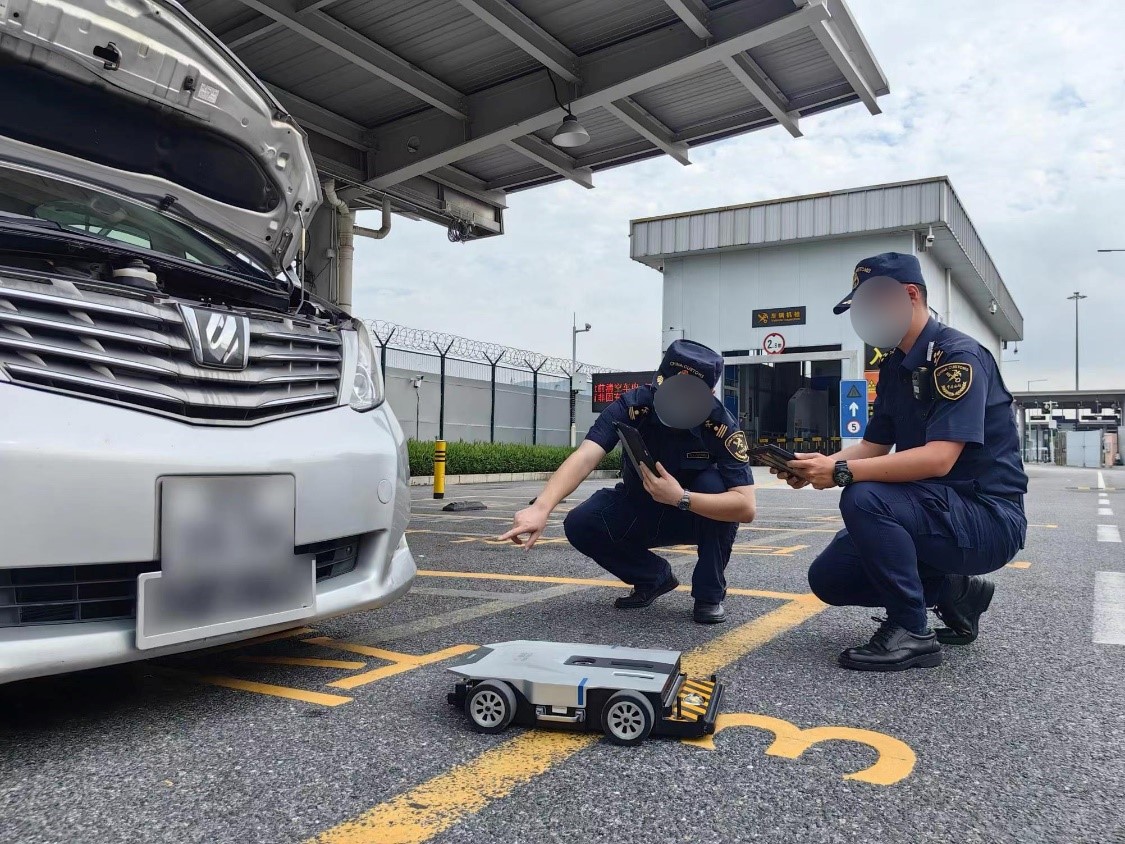 突破行業(yè)痛點(diǎn)！同方威視智能車(chē)底檢查機(jī)器人通過(guò)權(quán)威鑒定